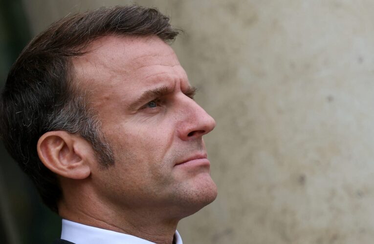 ماكرون: فرنسا “ستقاتل بشدة” للإبقاء على “إميلي في باريس” وعمدة روما يرد ساخراً