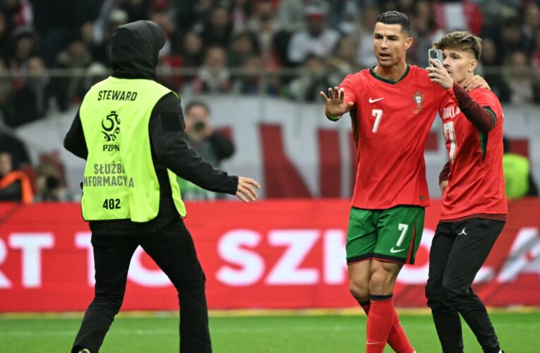 أبعد رجال الأمن عنه.. تصرف رونالدو مع مشجع اقتحم الملعب للقائه يشعل تفاعلاً