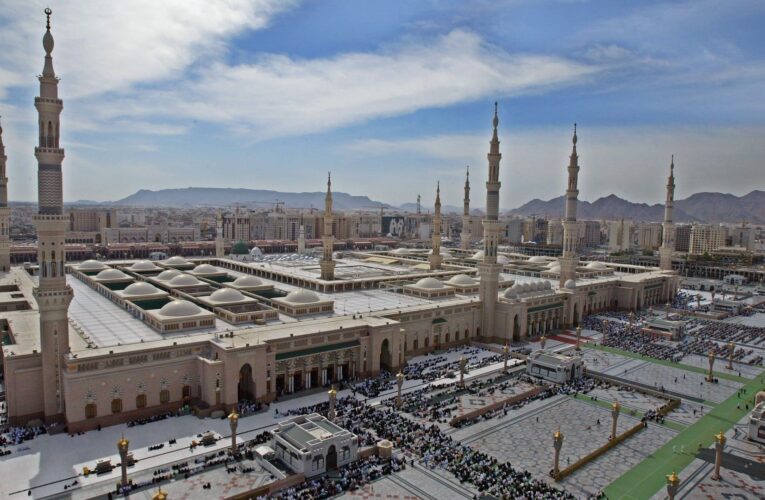 عبدالله بالخير بفيديو جديد بعد ادعاء منعه دخول “الروضة الشريفة” في المدينة المنورة