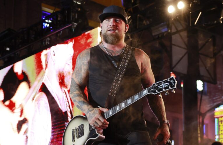 وصفها بالليلة “الأكثر جنوناً” في حياته.. مغني أمريكي قطع حفله الموسيقي ليساعد زوجته بولادة طفلهما وعاد لاستكماله