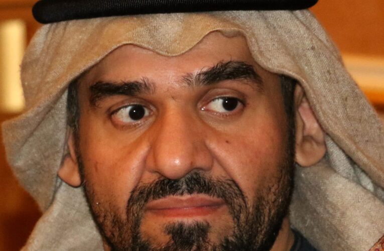 حسين الجسمي يرد على جدل التقاط صورة مع “بلوغر إسرائيلي” وادعاء إهدائه “ساعة ثمينة”