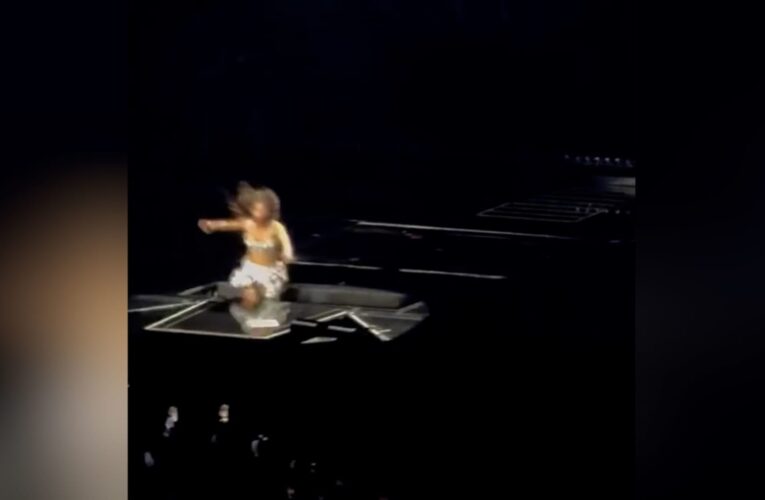 مغنية تسقط بحفرة في المسرح فجأة خلال حفل موسيقي.. شاهد رد فعلها