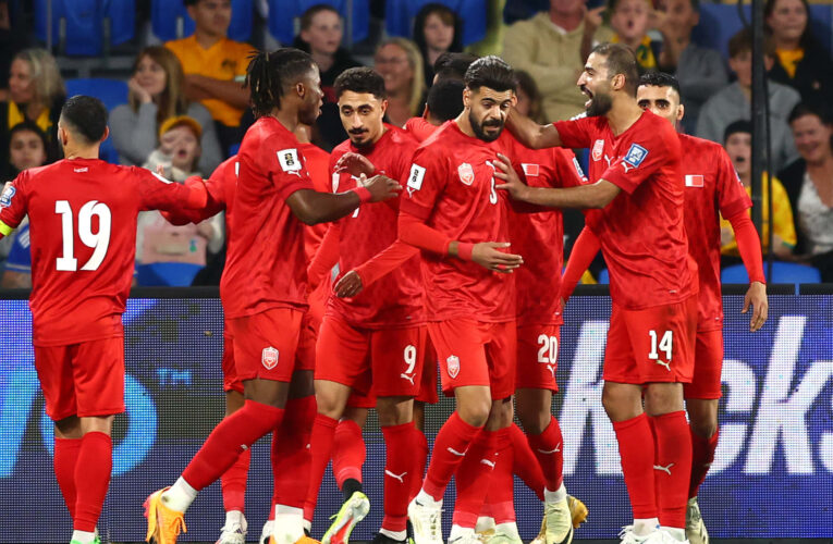 اللاعبون تلقوا رسائل “تهديد بالقتل”.. البحرين تطلب نقل مباراتها مع إندونيسيا إلى أرض محايدة