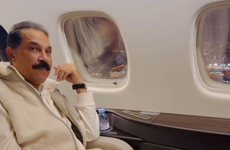 عاد على كرسي متحرك.. عبدالله الرويشد يصل الكويت محاطا بمحبيه