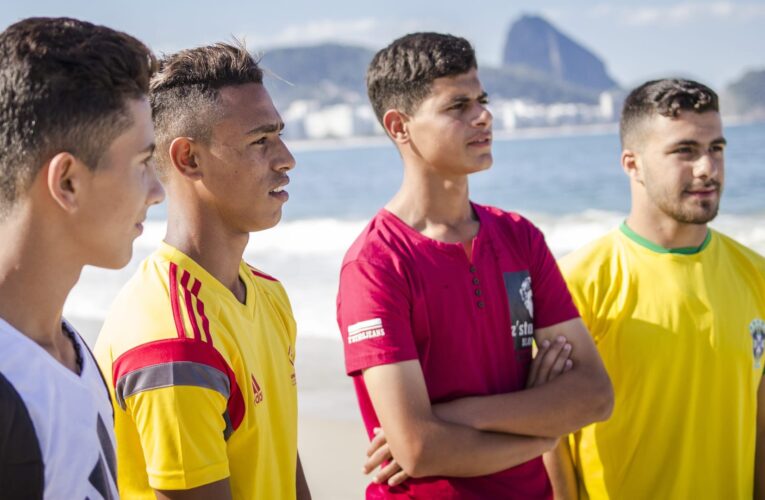 “الحلم”.. رحلة 5 شباب سوريين من ساحات المخيم إلى ملاعب كرة القدم في البرازيل