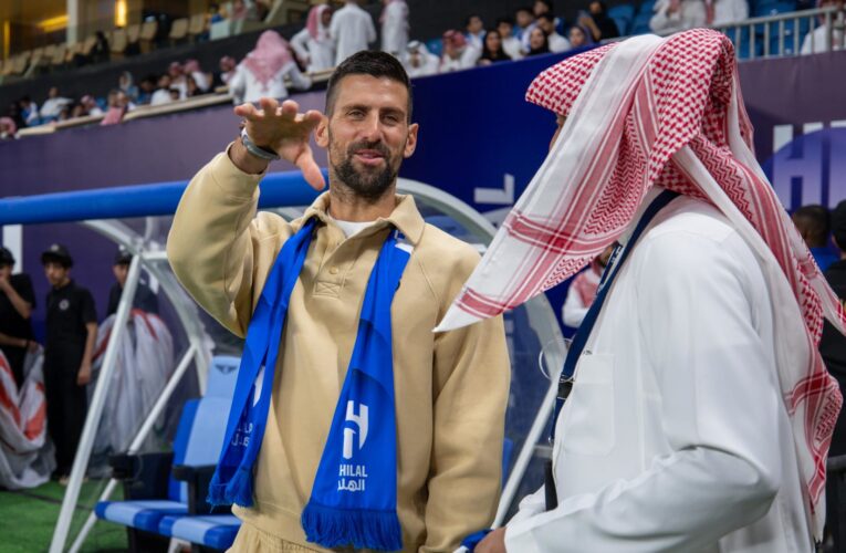 السعودية.. حضور دجوكوفيتش مباراة للهلال وارتدائه وشاح الفريق يثير تفاعلا