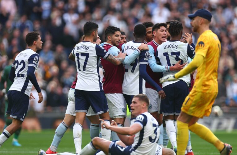 تصرف “غريب” من حارس توتنهام خلال مباراة في الدوري الإنجليزي يثير تفاعلاً.. ماذا فعل؟