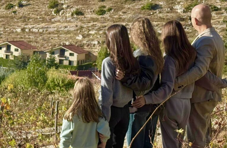 نانسي عجرم توجه رسالة إلى لبنان من خلال صورة مع عائلتها