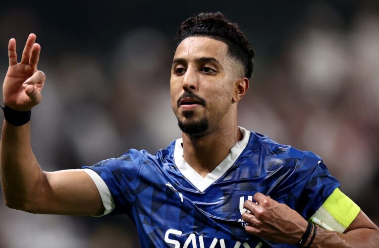 رمي سالم الدوسري بزجاجات المياه خلال احتفاله بأهدافه بمباراة العين.. واللاعب: “لا أستفز أحدًا”