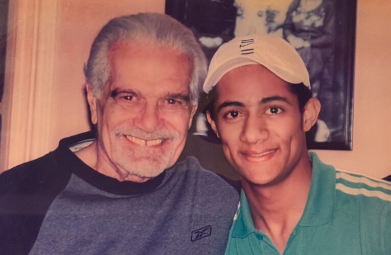 محمد رمضان يستعيد ذكرياته مع عمر الشريف بعد زيارة لعائلته