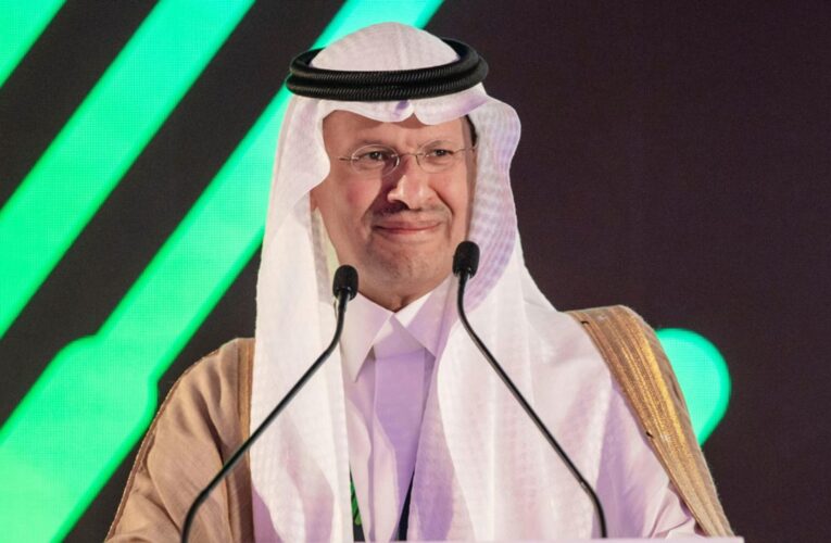 وزير الطاقة السعودية يفاجئ موظفة بفريقه على المنصة خلال كلمة ويثير تفاعلا