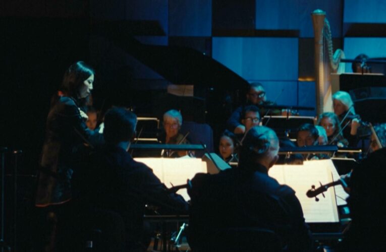 صنع تاريخًا موسيقيًا.. شاهد أول روبوت على الإطلاق يعزف آلة وترية برفقة أوركسترا