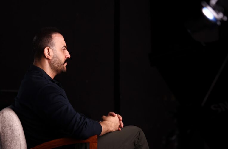 قصي خولي يقدم نسخة جديدة من برنامج “مَن سيربح المليون” في “أرض الأحلام”