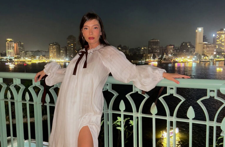 “وردة الصحراء” عند سفح الأهرامات.. نسليهان أتاغول تستمتع بزيارتها لمصر