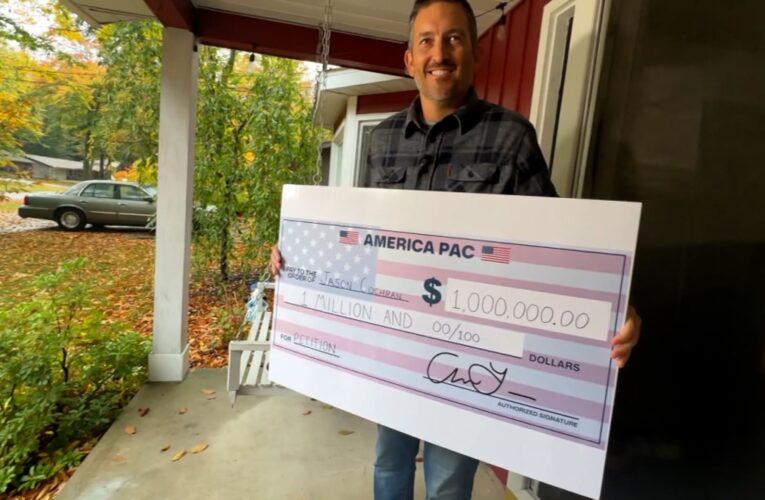 لحظات سريالية.. رجل يفوز بمليون دولار بعد توقيعه عريضة طرحها إيلون ماسك