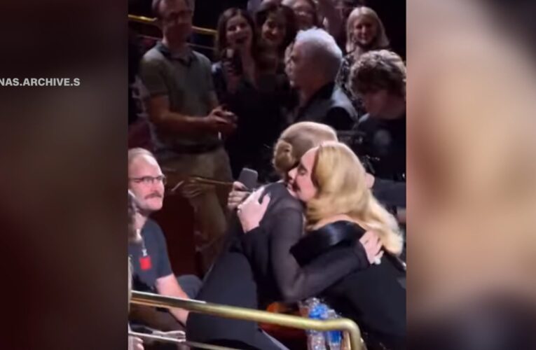 ذرفتا الدموع.. شاهد المغنيتين أديل وسيلين ديون تتعانقان بحفل في لاس فيغاس