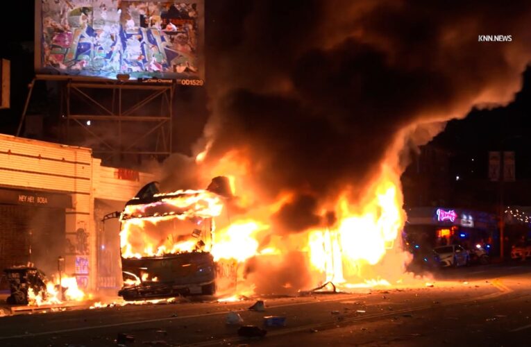 شاهد.. مشجعون يشعلون النار في حافلة ركاب بعد فوز فريقهم