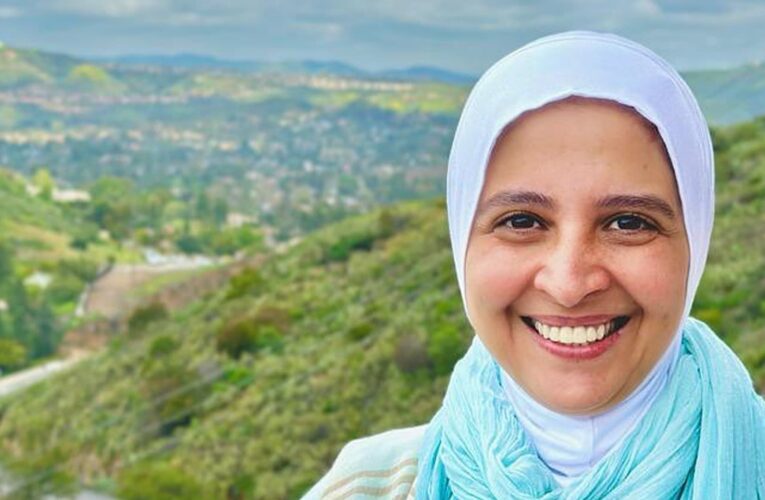 حنان ترك تترك رسالة على باب منزلها في أمريكا للمحتفلين بالهالوين