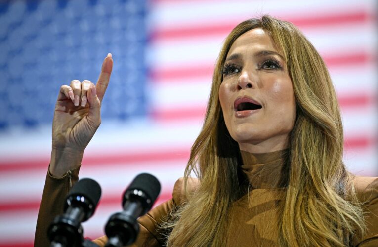 جنيفر لوبيز تغالب دموعها خلال مشاركتها في تجمع انتخابي داعم لهاريس