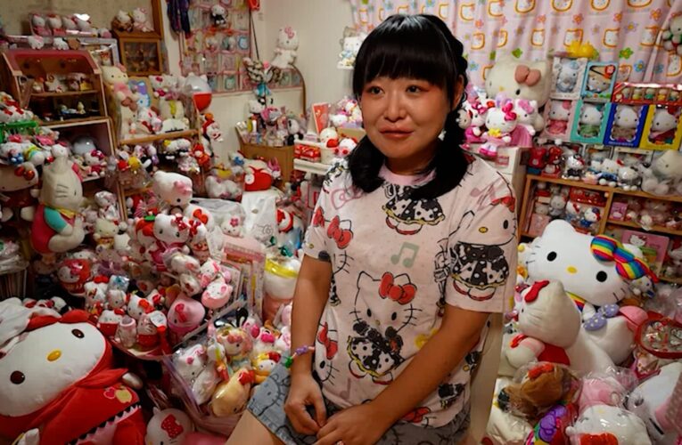 تمتلك 10 آلاف لعبة لها.. تعرف على معجبة شخصية “هيلو كيتي” اليابانية الشهيرة