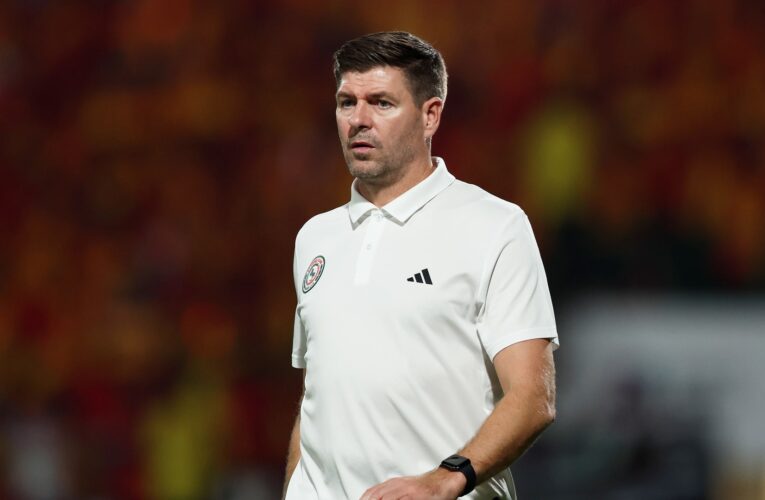 قام بتحيتهم فأطلقوا صافرات استهجان ضدّه.. لقطة بين جمهور الاتفاق وجيرارد تثير جدلاً