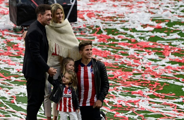 أشركه في مباراة ثمّ سجّل هدفاً.. “لحظة عاطفية” بين مدرب أتلتيكو مدريد ونجله