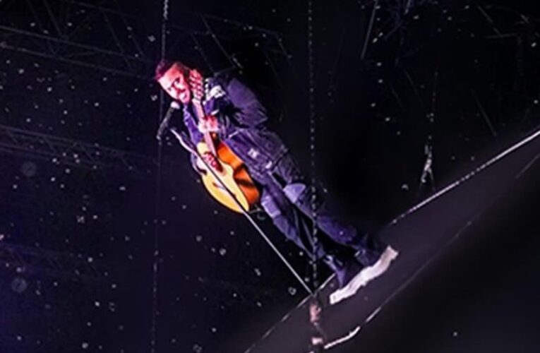 “مش عارف إزاي قلبي طاوعني”.. تامر حسني يخاطر بالغناء فوق منصة معلقة مائلة