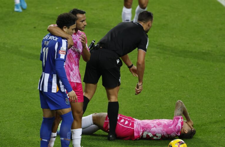 أظهر الروح الرياضية.. مهاجم في الدوري البرتغالي يوقف هجمة خطيرة بعد إصابة منافسه