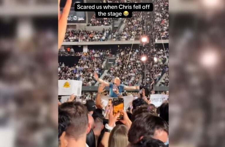 اختفى فجأة.. لحظة سقوط المغني كريس مارتن بفجوة على المسرح أثناء عرض بأستراليا