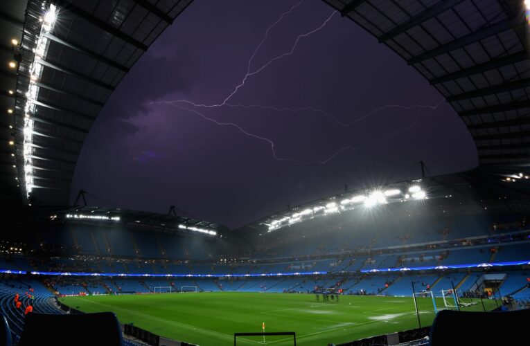 وفاة لاعب وإصابة 4 بسبب صاعقة رعدية بملعب كرة قدم في بيرو