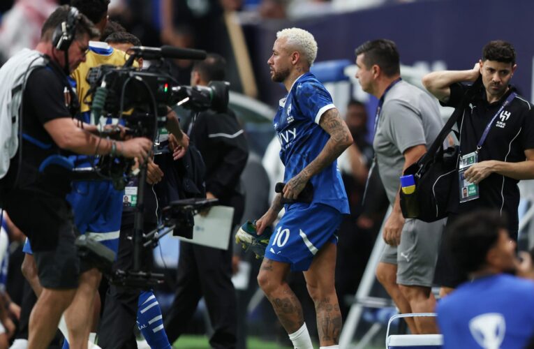 السعودية.. تصرف نيمار مع إداري في الهلال يثير جدلا