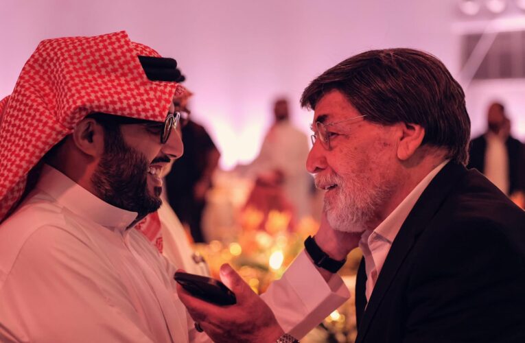 مطالبات بجزء جديد من “مرايا”.. تفاعل على صورة لياسر العظمة من افتتاح استوديوهات “الحصن” في الرياض