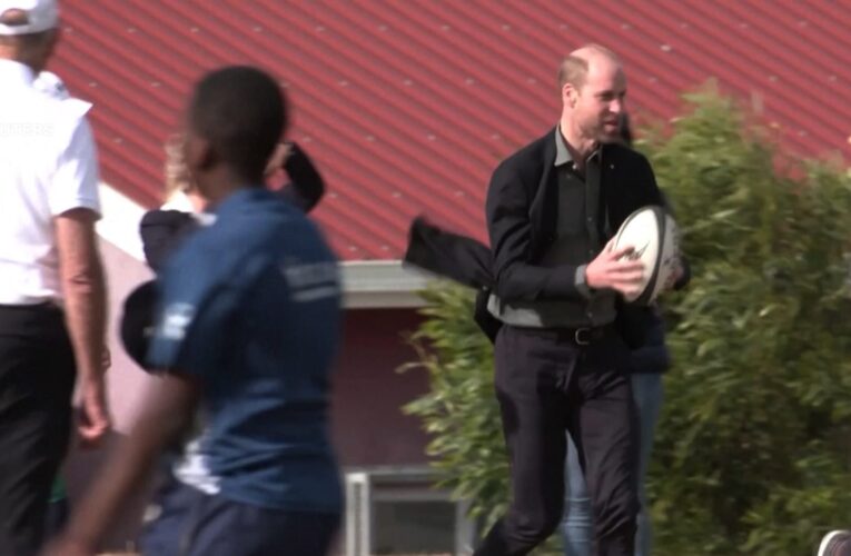 الأمير ويليام يستعرض مهاراته الرياضية ويتنافس مع لاعبي “الرغبي” في جنوب أفريقيا