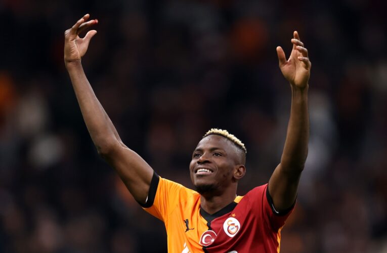 لفتة “رائعة” من أوسيمين تجاه زميله خلال مباراة في الدوري التركي.. هذا ما فعله