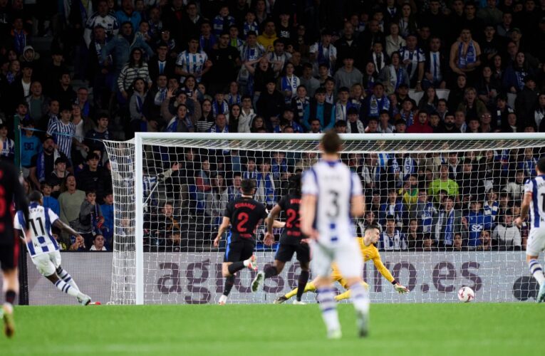 موقف “محرج” لمشجعة خلال مباراة برشلونة وريال سوسيداد.. ماذا حدث معها؟