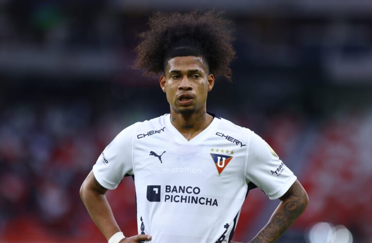 وفاة لاعب منتخب الإكوادور عن عمر يناهز 22 عامًا