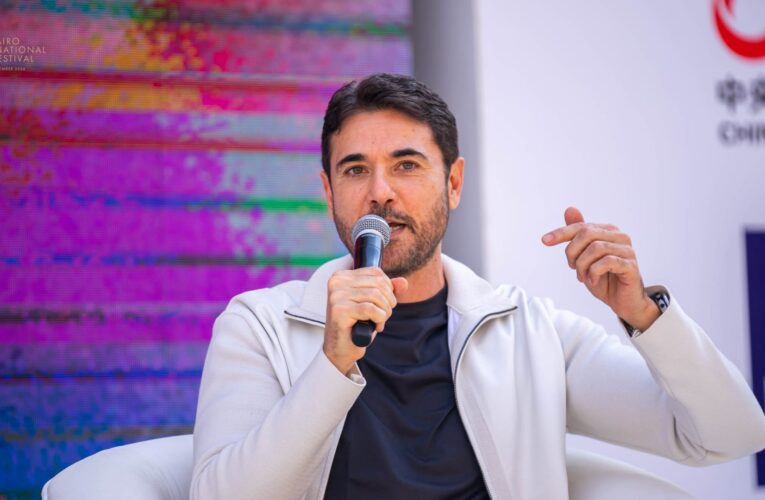 أحمد عز يدافع عن الاستثمار السعودي بالسينما المصرية: “أي حد يفيدني بمسيرتي حشيله على راسي”