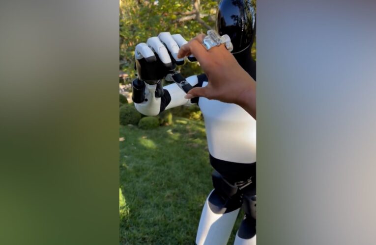 “تعرفوا على صديقي الجديد”.. شاهد كيم كارداشيان تتفاعل مع روبوت “تسلا”