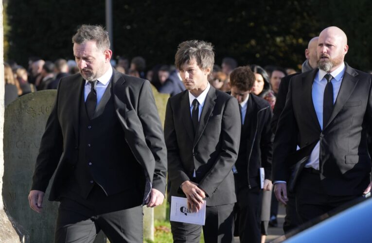 دُفن ببلدة ريفية هادئة.. عائلة ليام باين وزملاء فرقته السابقون يصلون لحضور جنازته
