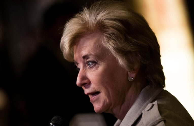 ضربت ابنتها بإحداها.. تفاعل على لقطات بحلبة WWE لليندا مكماهون مرشحة ترامب لوزارة التعليم