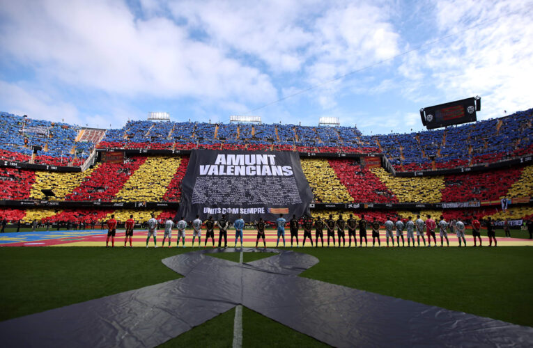 لحظات “عاطفية” في الدوري الإسباني.. جمهور نادي فالنسيا يكرم ضحايا الفيضانات