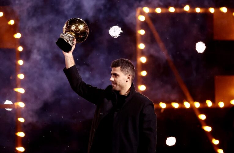 رقص بحضور الجماهير.. رودري يستعرض الكرة الذهبية في ملعب مانشستر سيتي