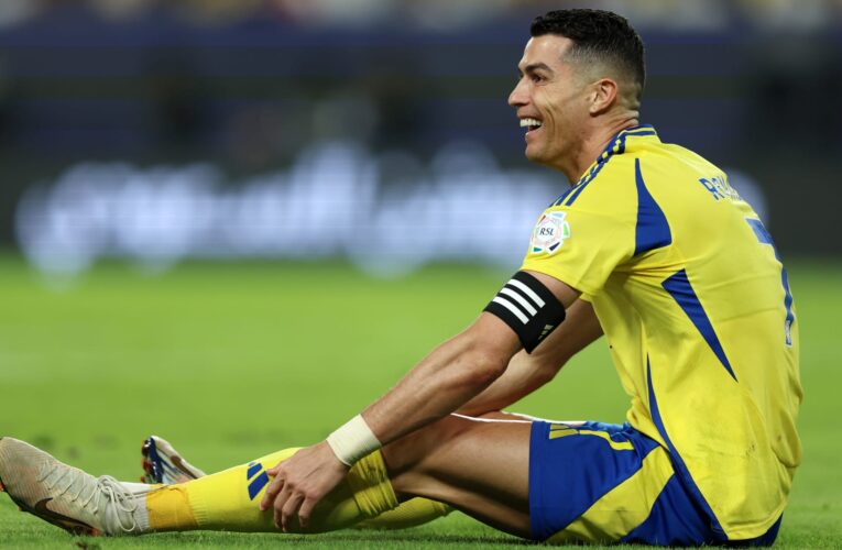 قال كلمة عربية.. رونالدو يثير تفاعلا برده على شبان طلبوا منه التوقيع لهم