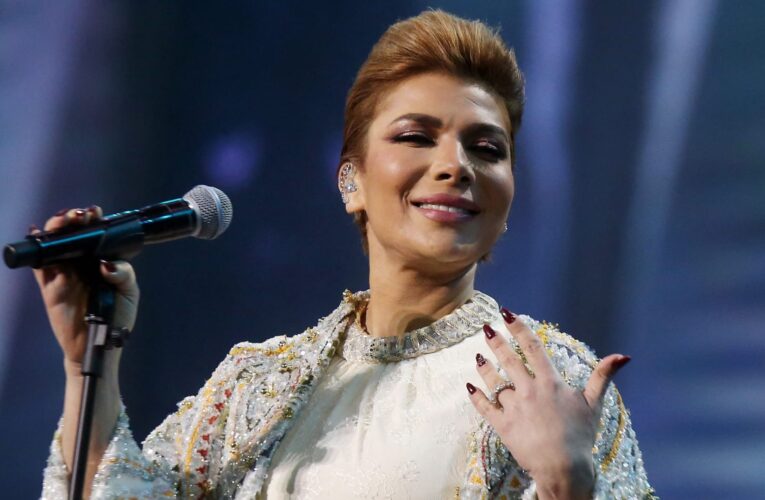 أصالة تقبل أنامل طفل تركي عزف أغنيتها في بروفات حفلها بالكويت