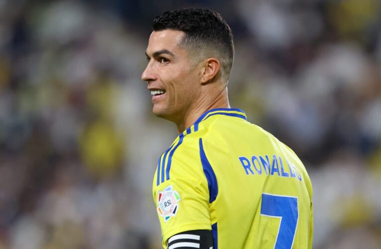 السعودية.. لقطة بين رونالدو ووالدته خلال مباراة للنصر تخطف الأنظار