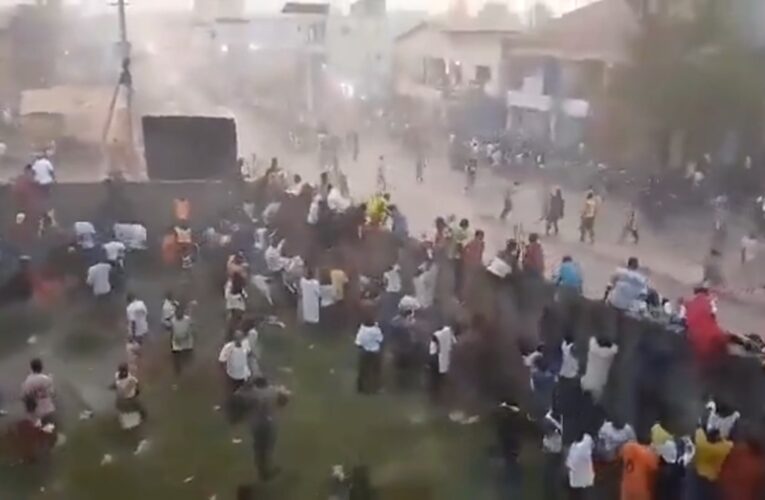 شاهد.. تدافع مميت خلال مباراة كرة قدم في غينيا يسفر عن سقوط ضحايا