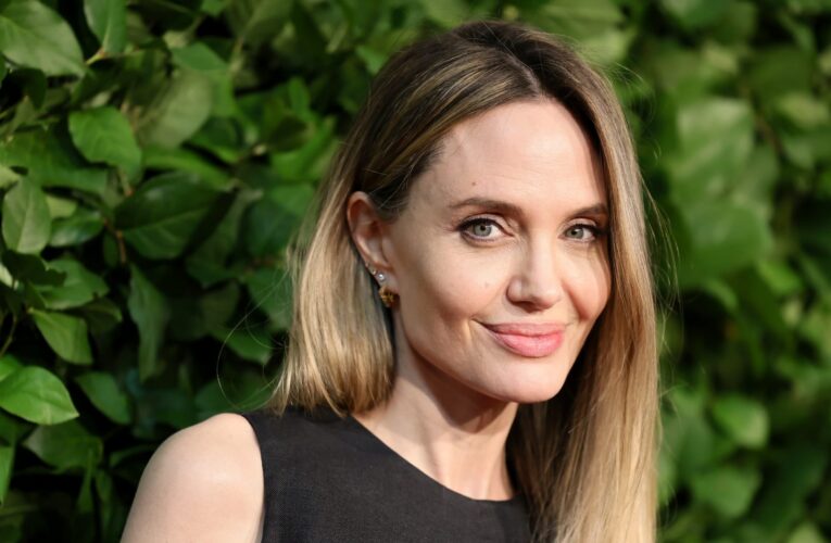 أنجلينا جولي أرادت أن تصبح منظمة جنازات قبل أن تتجه للتمثيل