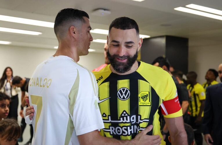 ماذا فعل رونالدو عند رؤيته بنزيما خلال مباراة النصر والاتحاد؟