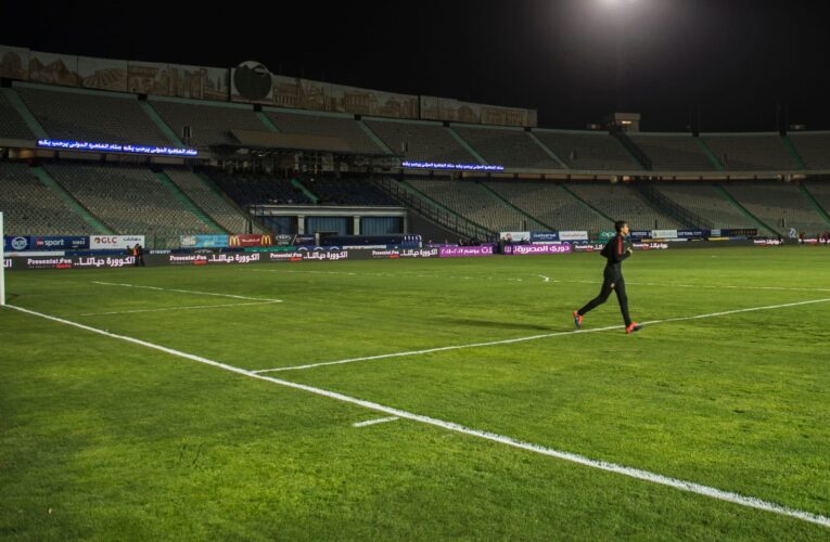 واقعة أثارت جدلاً في مصر.. لاعب يعتدي على مدربه بسبب استبداله
