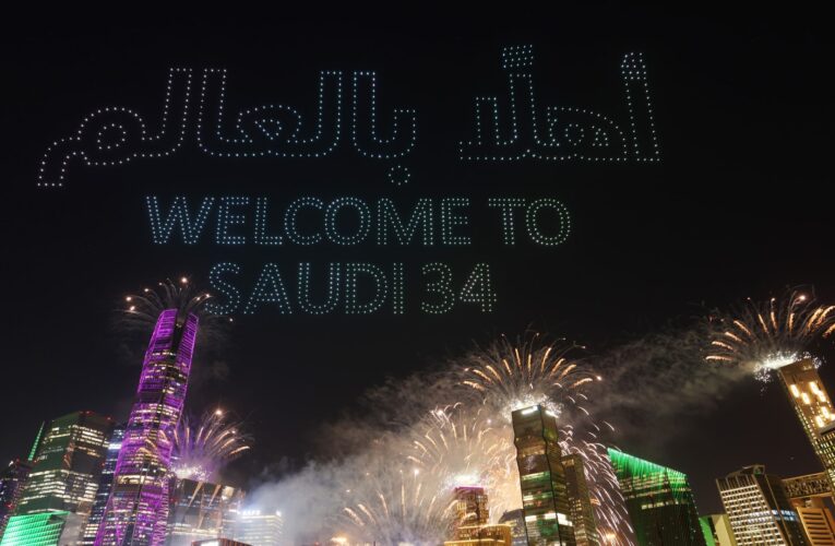 “أهلا بالعالم”.. هكذا تفاعل فنانون مع فوز السعودية باستضافة كأس العالم 2034